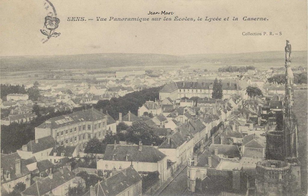 Sens - Vue panoramique sur les Ecoles, le Lycée et la Caserne.jpg