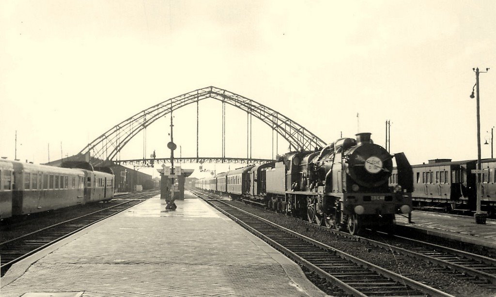 Loco SNCF 231 E 48 fleche-dor-a-calais-en 1958.jpg