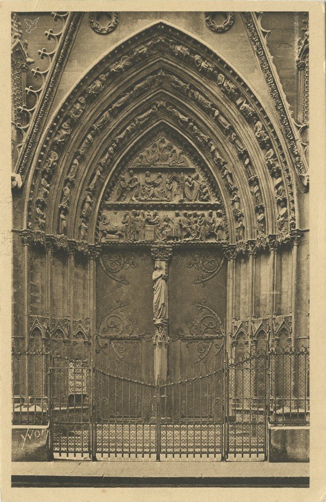 Z - YVON 200 - Paris - Un des Portails de l'Entrée de la Cathédrale.jpg