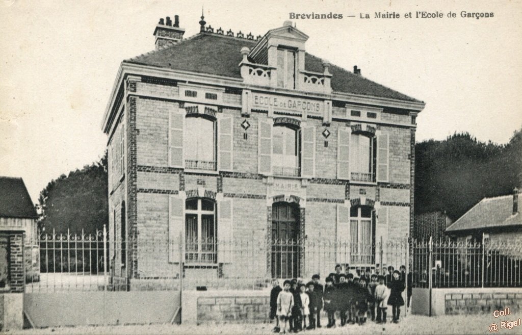 10-Breviandes-La-Mairie-et-l-Ecole-des-Garcons.jpg