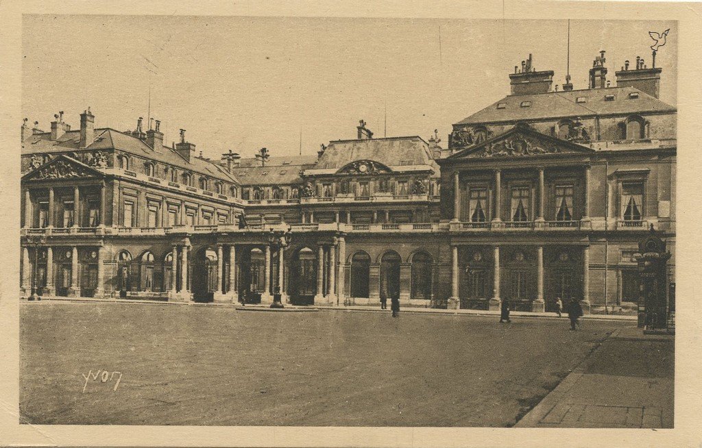 Z - YVON 300 - Paris - Place du Palais-Royal.jpg