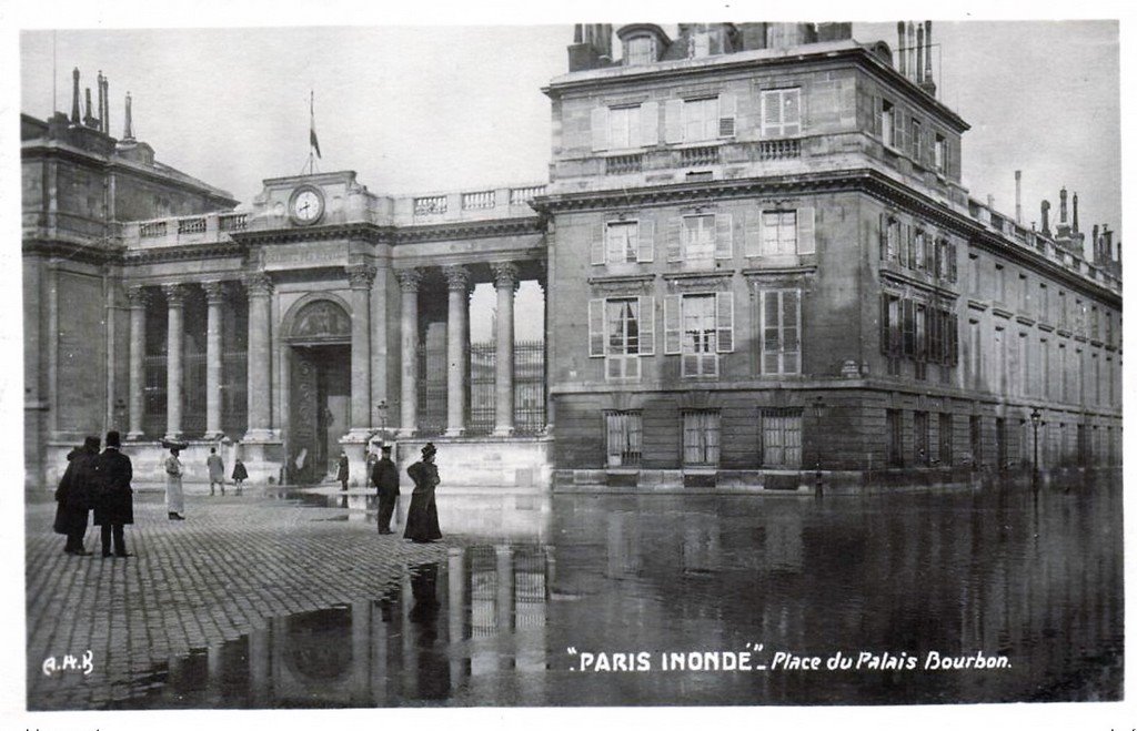 Paris 1 Assemblée Nationale - Place du Palais Bourbon (1910).jpg