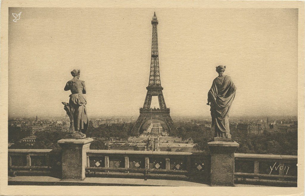 Z - YVON 219 - La Tour Eiffel vue des Terrasses du Trocadéro.jpg