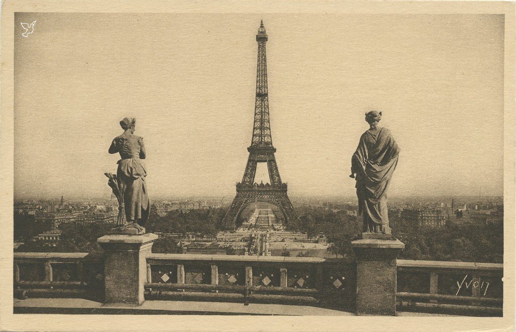Z - YVON 219 - La Tour Eiffel vue des Terrasses du Trocadéro.jpg