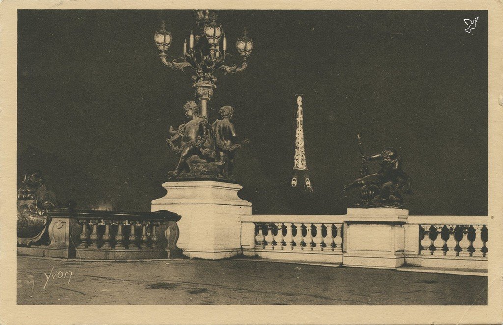 X - YVON Feeries 11 - Paris - La Pont Alexandre III au loin la Tour Eiffel.jpg