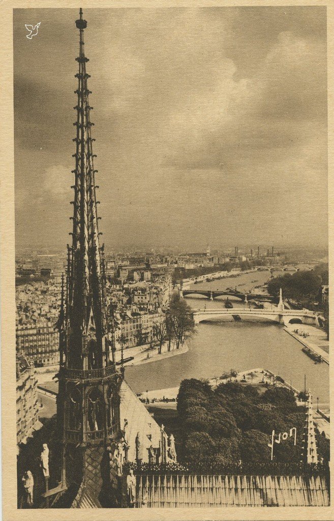 Z - YVON 165 - Paris - Vue panoramique prise des Tours de ND.jpg