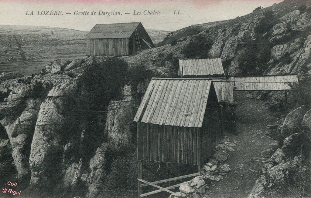 48-Meyrueis-Grotte-Dargilan-Les-Chalets.jpg