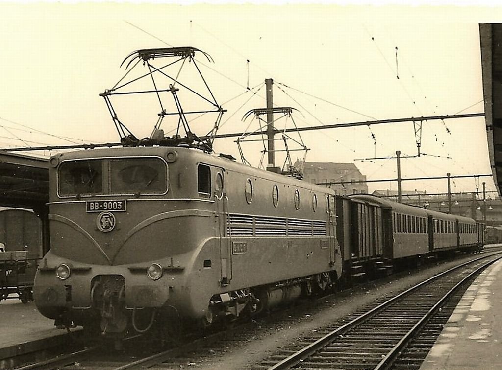 11 Loco SNCF BB 9003 Dijon 1957 (Côte-d'Or).jpg