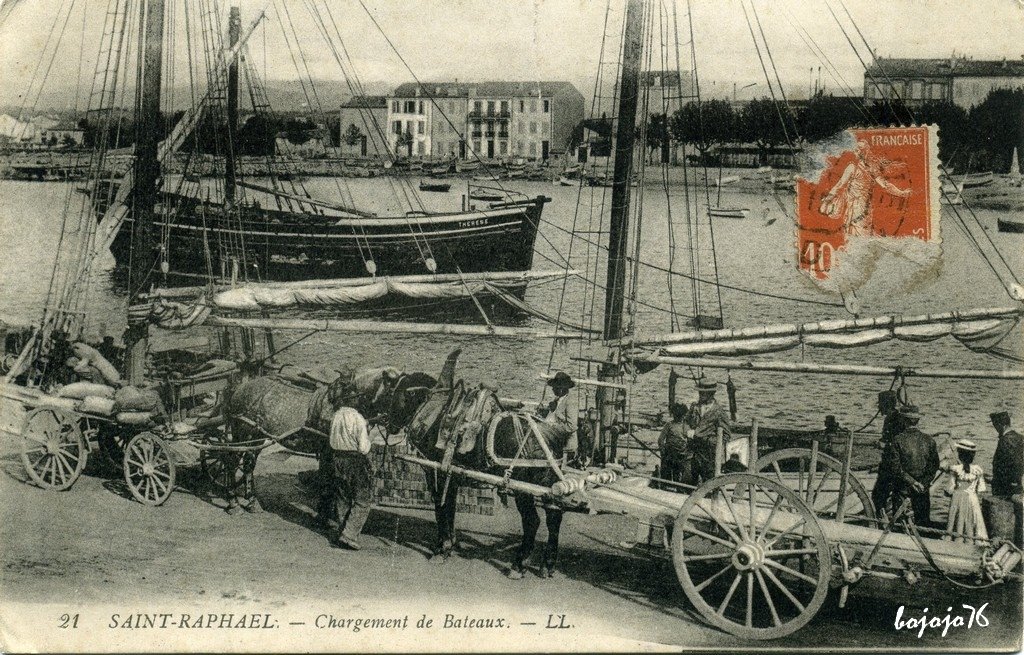 83-Saint Raphael-Chargement de Bateaux.jpg