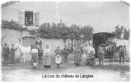 Château de Langlée, la cour.jpg