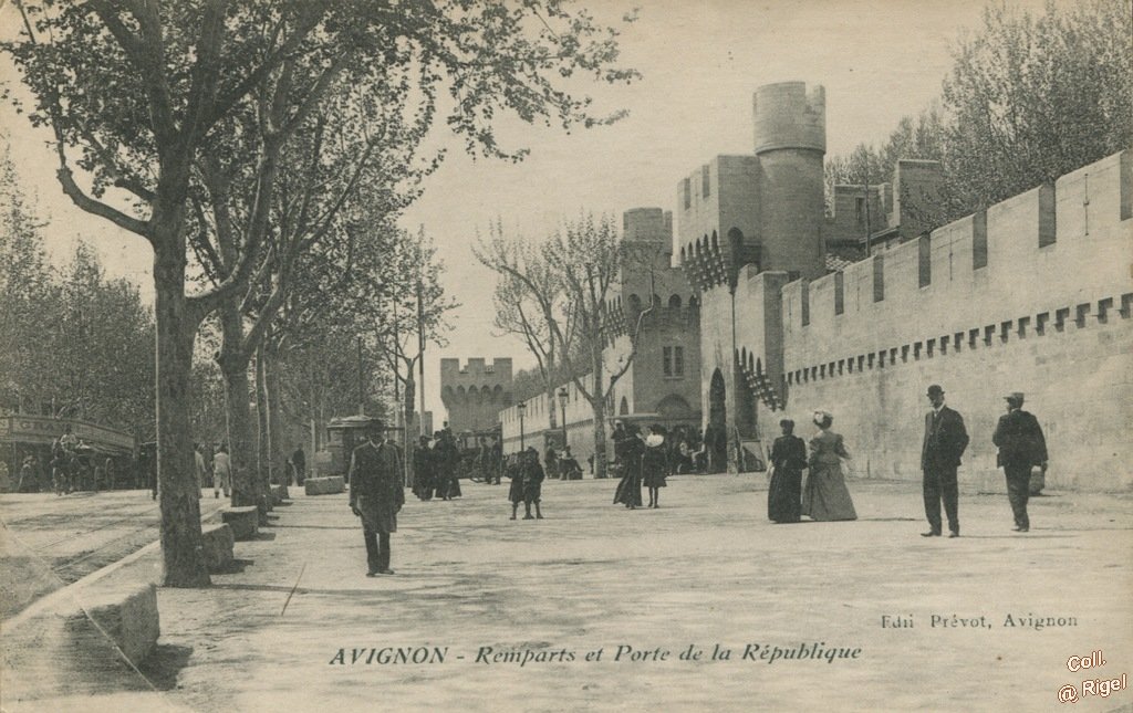 84-Avignon-Remparts-et-Porte-de-la-Republique-Edit-Prevot.jpg
