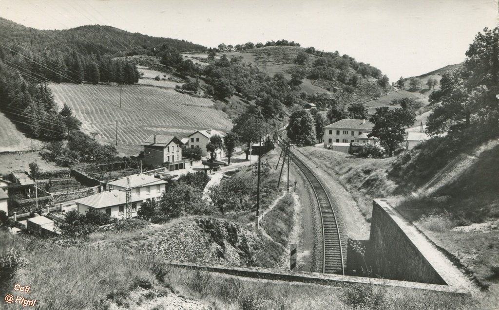 48-Villefort_Lozere_alt-610m-Entree-de-la-Ville-Quatier-du-Pont-Biais-Z709-Editions-J_Cellard.jpg