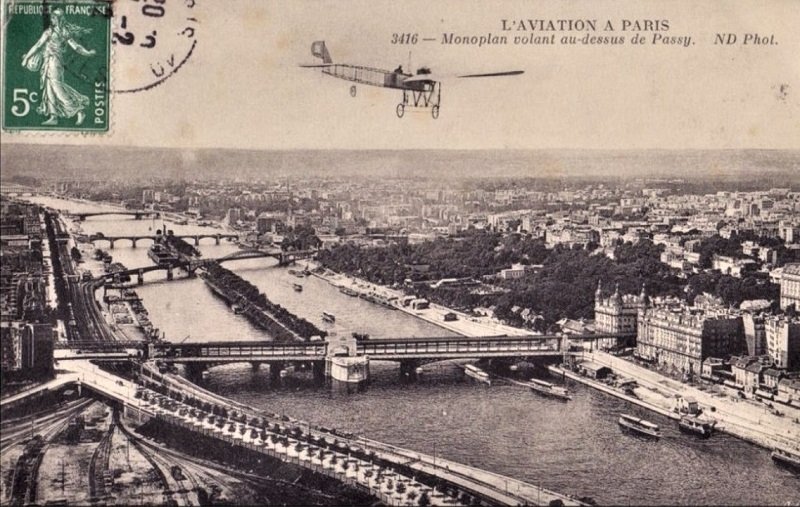 Paris - Monoplan au-dessus de Passy.jpg