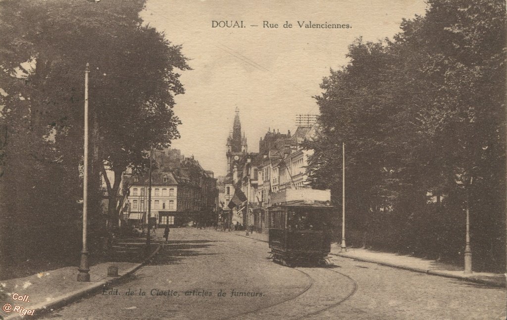 59- Douai - Rue de Valenciennes - Tramway.jpg
