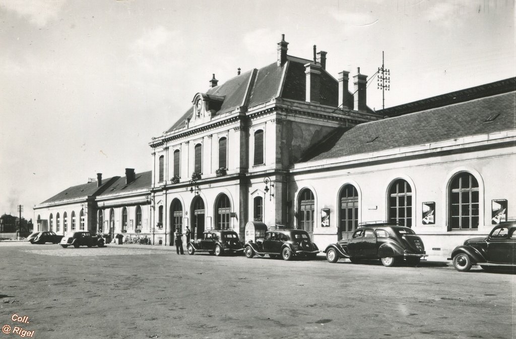 42-Roanne Loire - La Gare - Edition Cellard.jpg