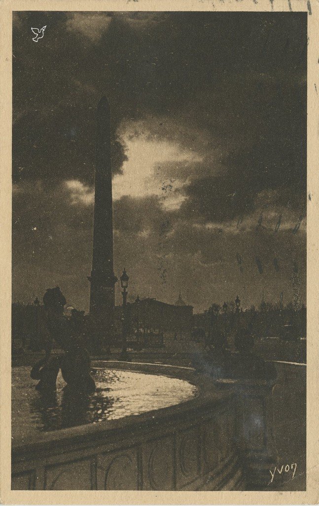 Z - YVON 188 - Paris - Ciel d'orage sur la Place de la Concorde.jpg