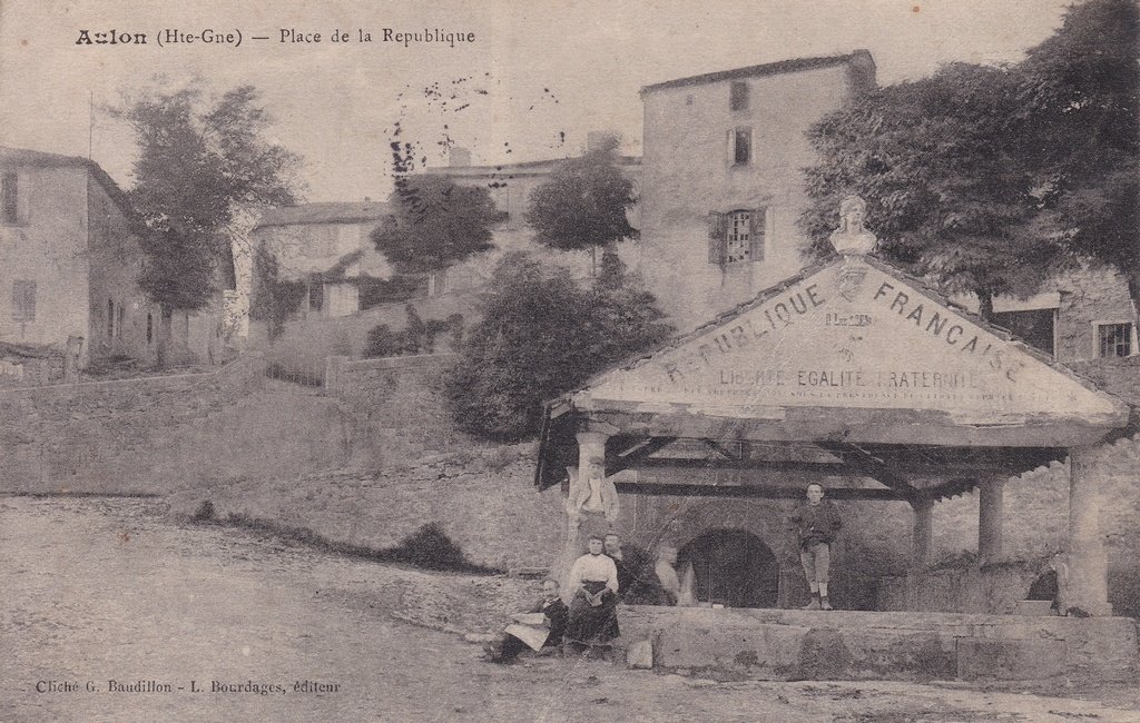 Aulon - Place de la République.jpg