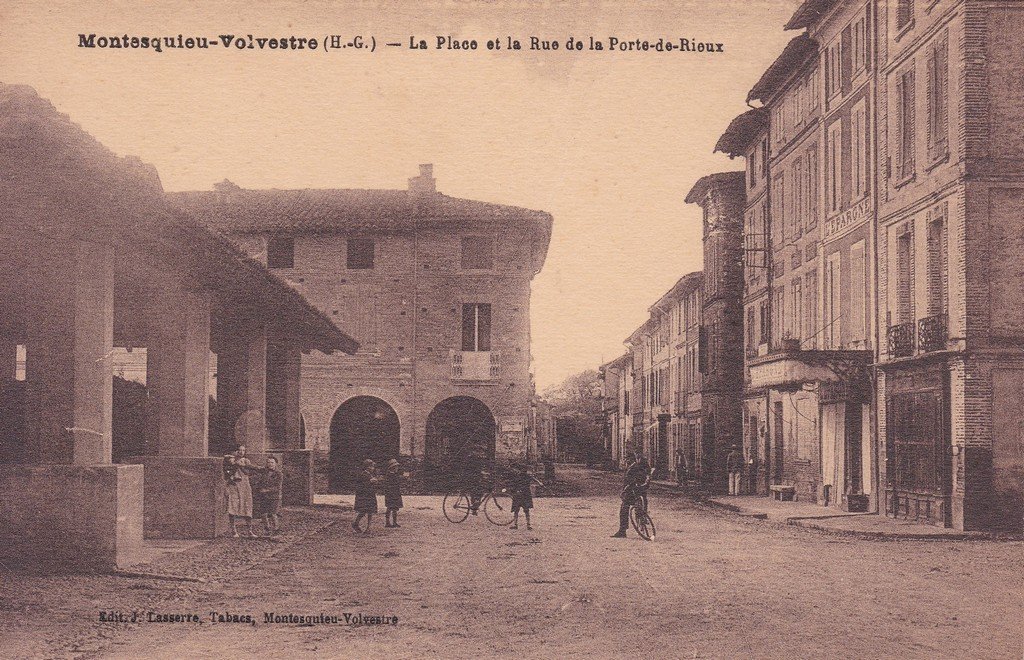 Montesquieu-Volvestre - La Place et la rue de la Porte-de-Rieux.jpg