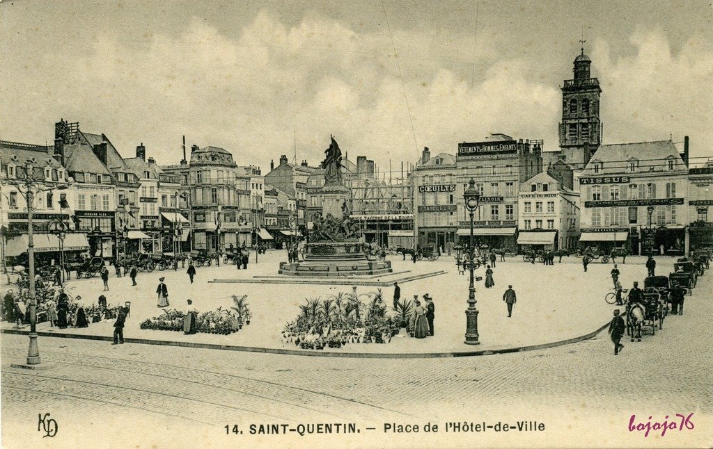 02-Saint Quentin-Place de l'Hotel de Ville.jpg