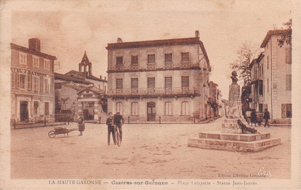Cazères -Place Lafayette - Statue Jean Jaurès.jpg