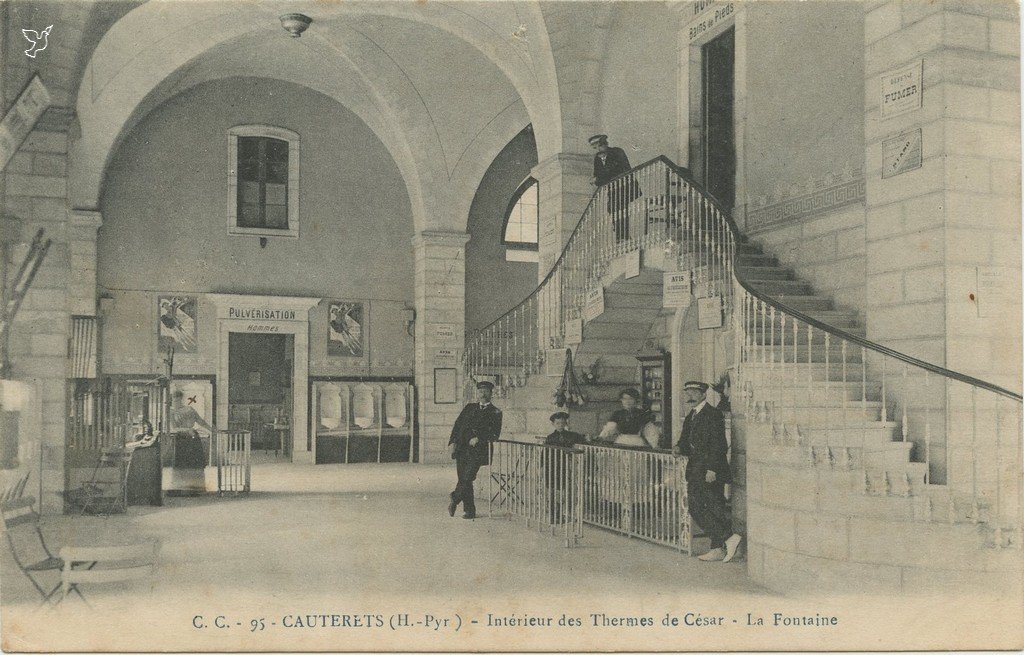 C CC 95 - Interieur des Thermes de César - La Fontaine.jpg