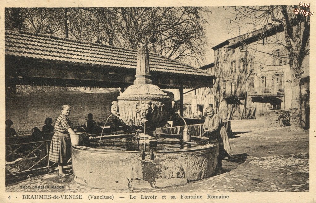 84-Beaumes-de-Venise-Le-Lavoir-et-sa-Fontaine-Romaine-4-Combier.jpg