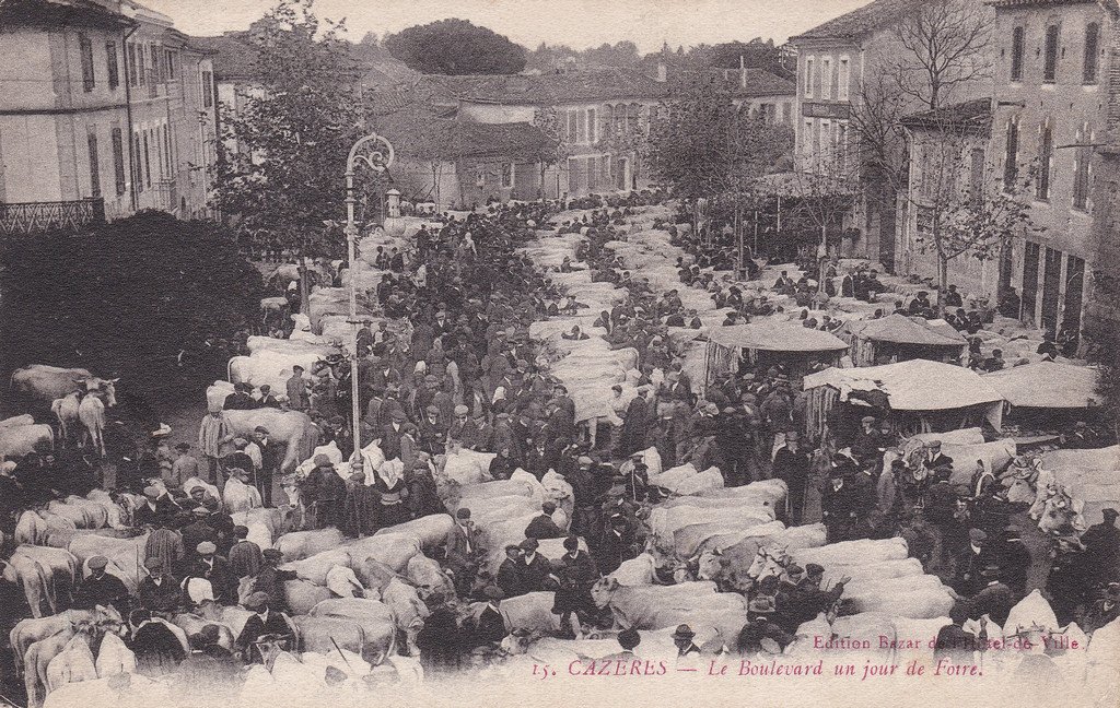 Cazères - Le Boulevard un jour de Foire.jpg