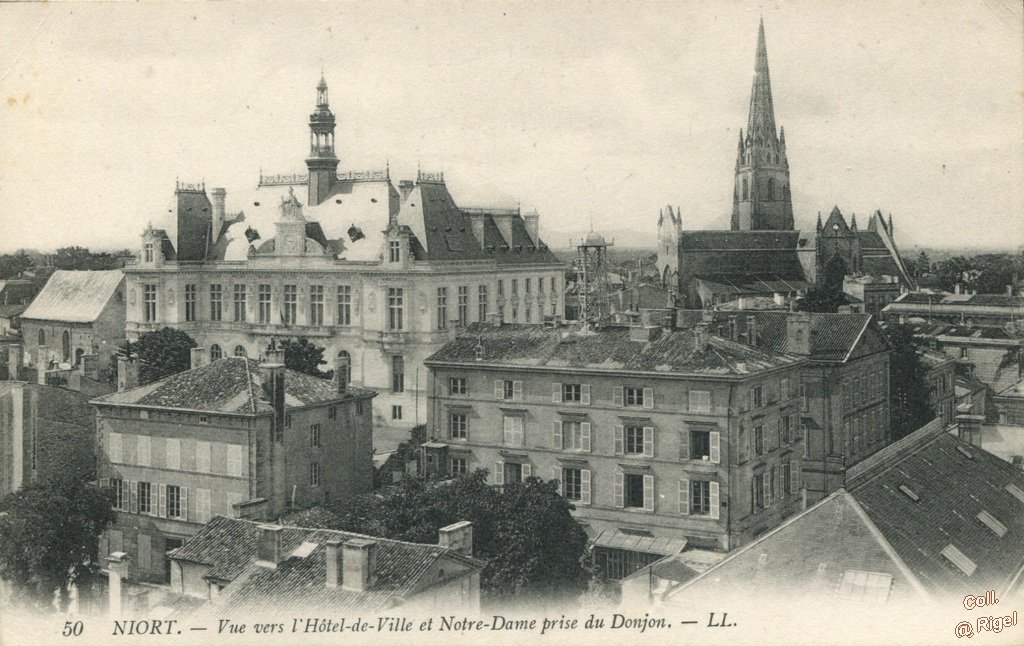 79-Vue vers Hotel de ville et ND prise du Donjon - 50 LL.jpg