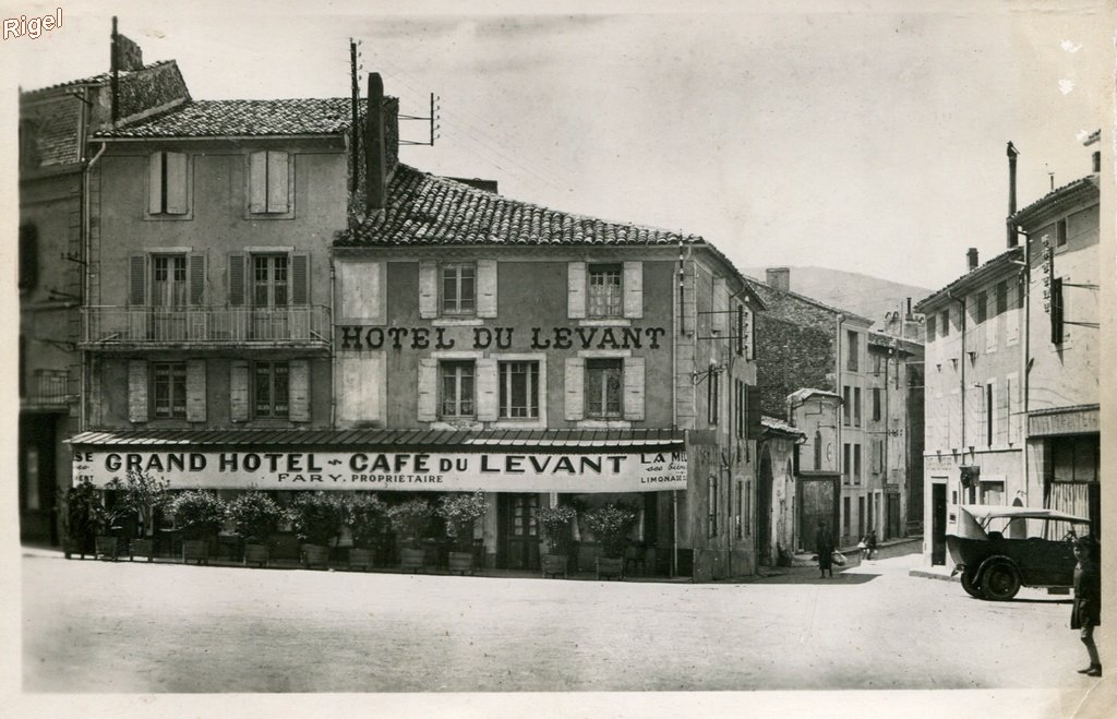 26 - Dieulefit (Drôme) - Place Chateauras - Grand Hôtel Café du Levant - CIM.jpg