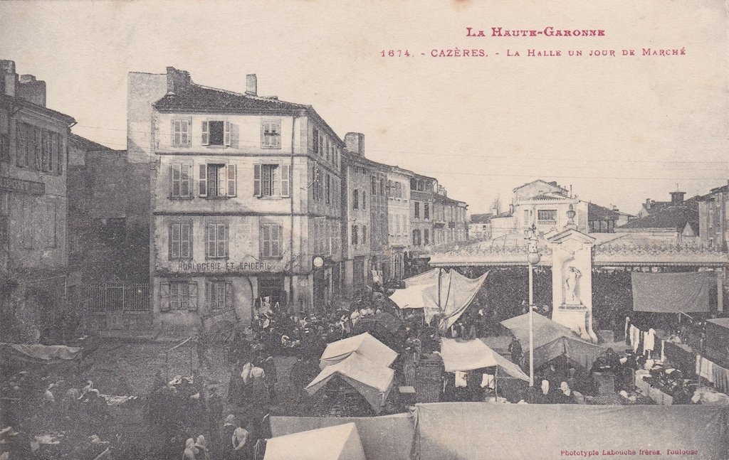 Cazères - La halle un jour de Marché.jpg