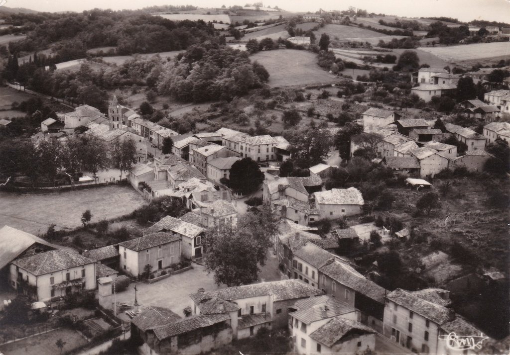 Aulon - Panorama aérien.jpg