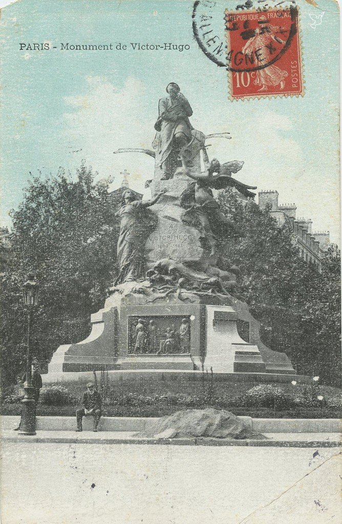 B6B - PARIS  -  Monument de Victor-Hugo.jpg