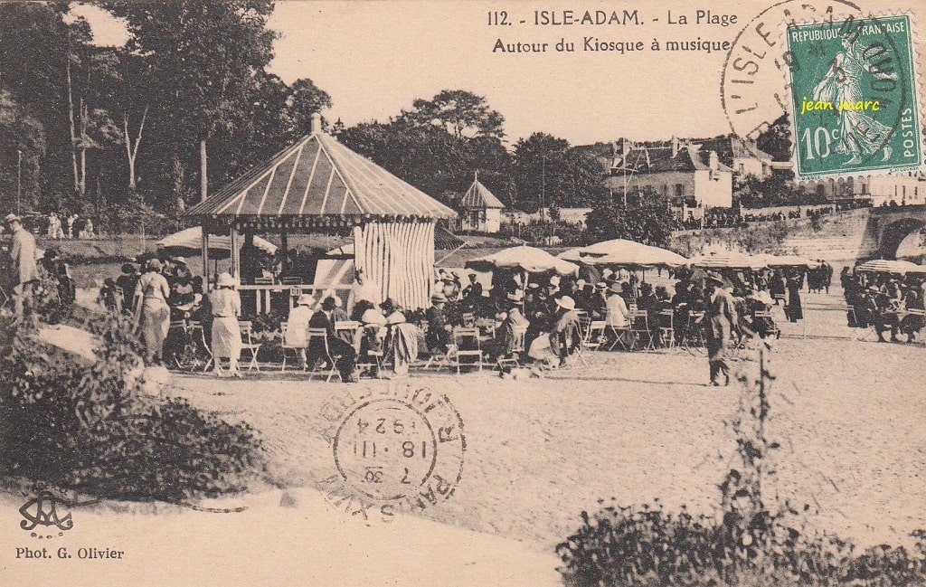 L'Isle-Adam - La Plage - Autour du Kiosque à musique (1924).jpg