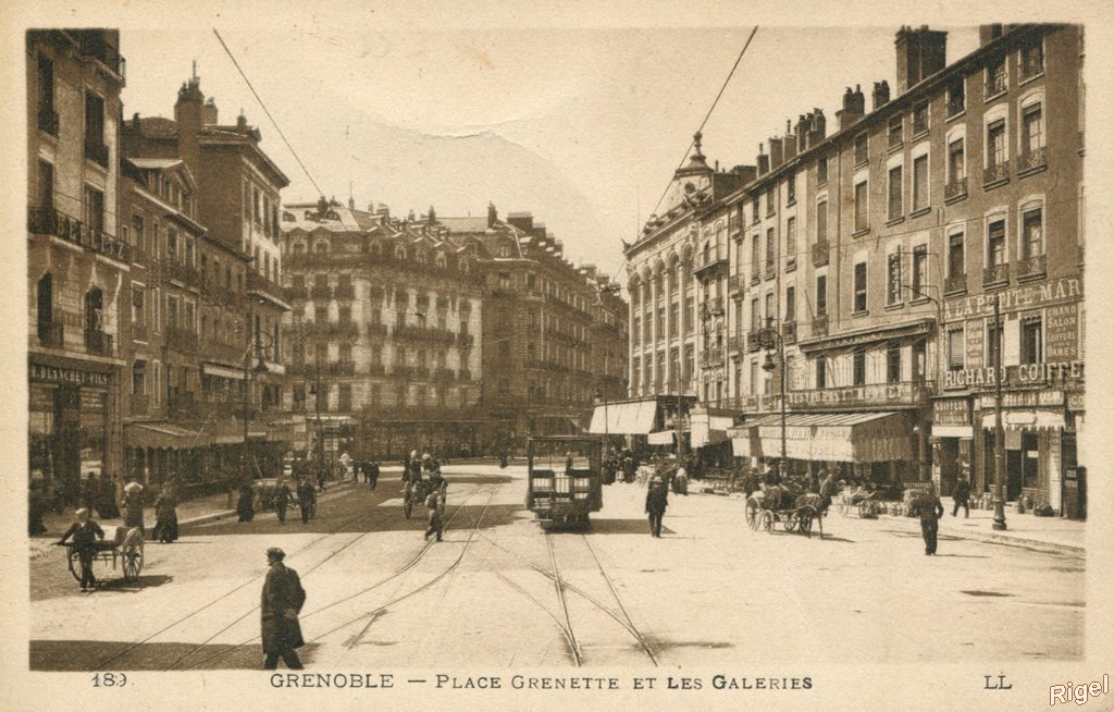 38-Grenoble - Place Grenette et les Galeries.jpg