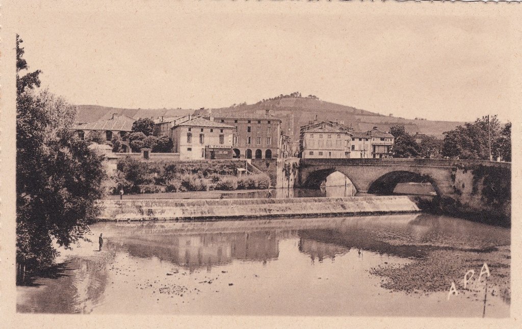 Montesquieu-Volvestre - La Chaussée de l'Usine et le Castéra.jpg