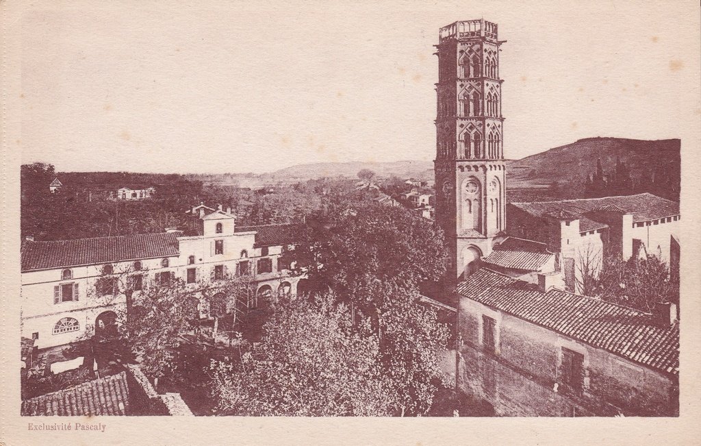 Rieux - Vue sur la Cour intérieure de l'Institution Saint-Cizi et la Cathédrale.jpg