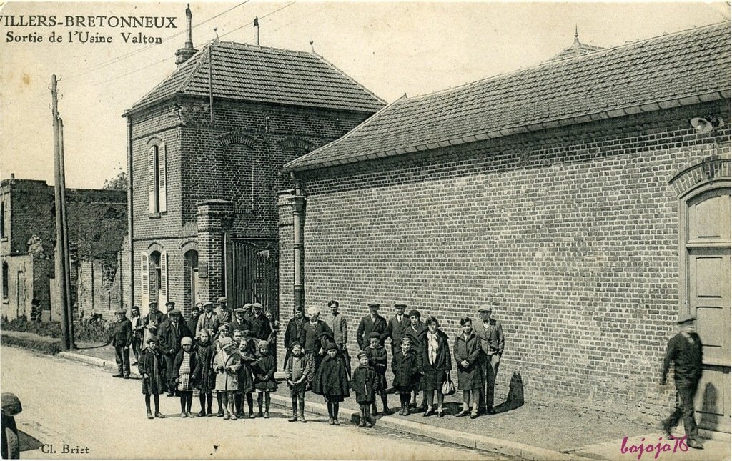 80-Villers Bretonneux-Sortie de l'Usine Valton.jpg