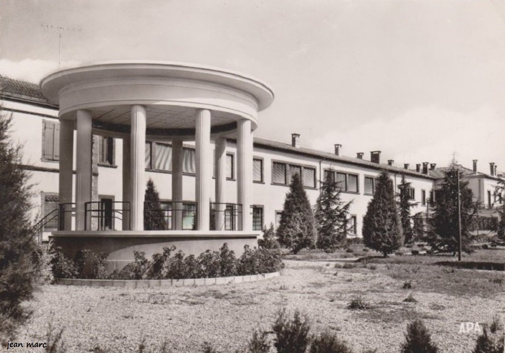 L'Isle-en-Dodon - Le Kiosque et le Jardin public.jpg