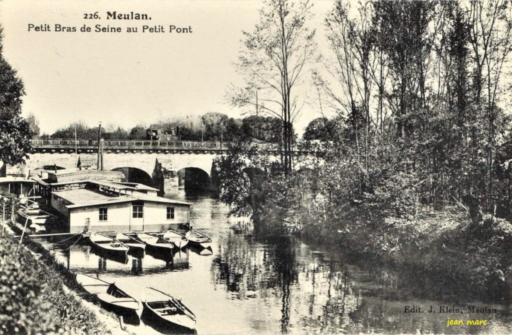 Meulan - Petit Bras de Seine au Petit Pont (vue du Tramway Versailles-Meulan passant sur le pont).jpg