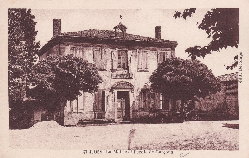 Saint-Julien - La Mairie et l'école de Garçons.jpg