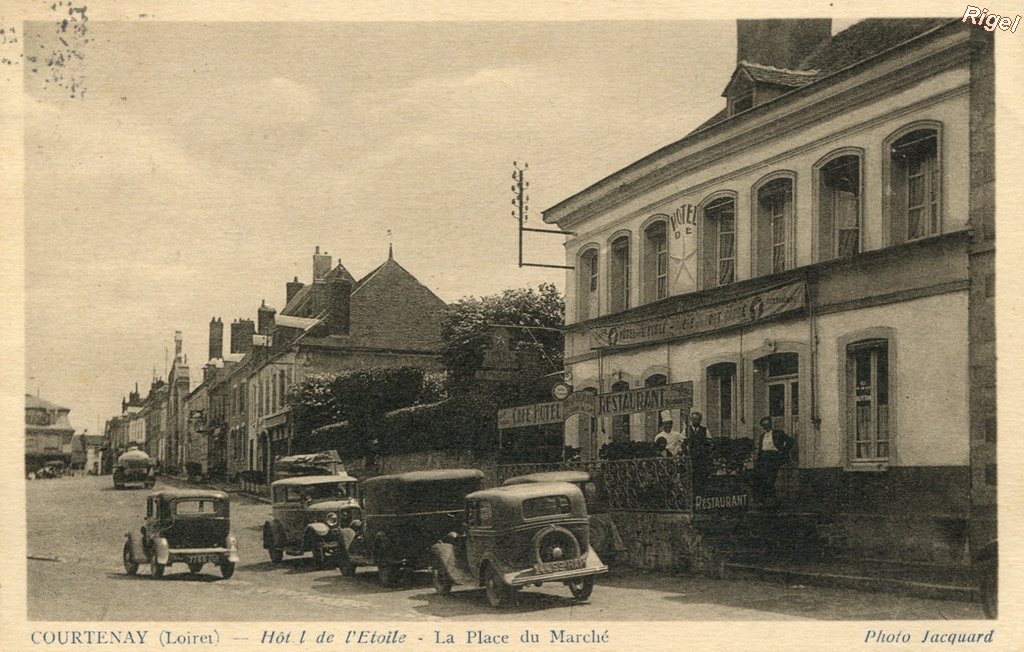 45-Courtenay - Hôtel de l'Etoile - La Place du Marché.jpg