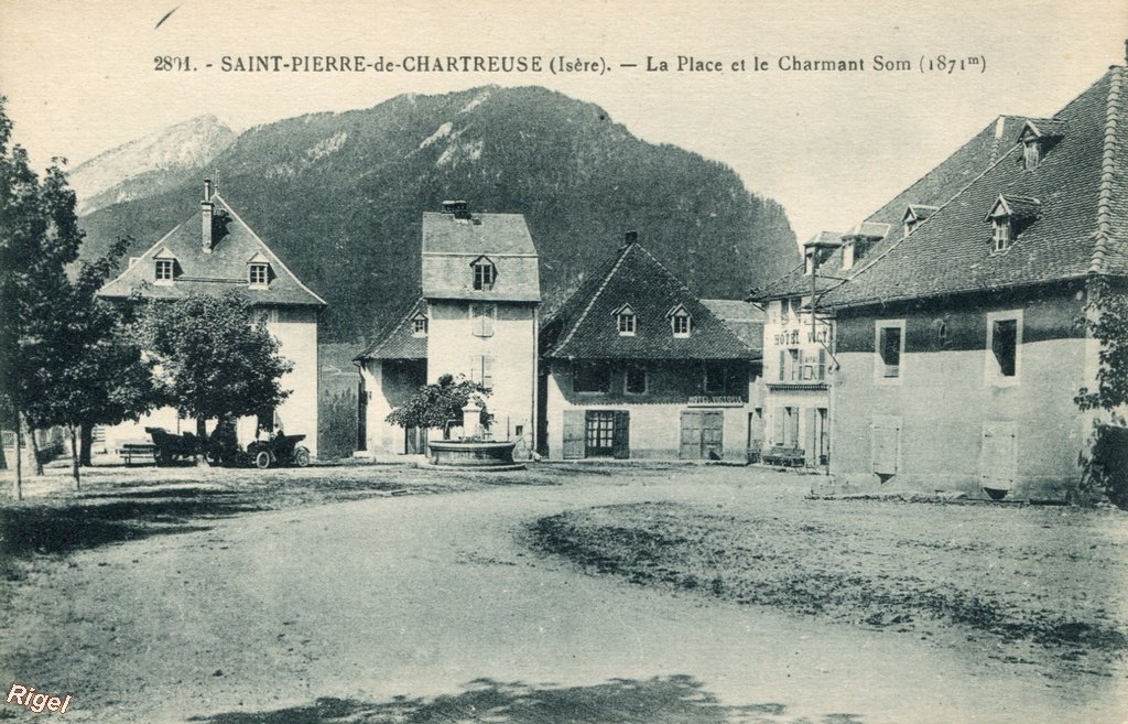 38-St-Pierre-de-Chartreuse - La Place et le Charmant Som.jpg