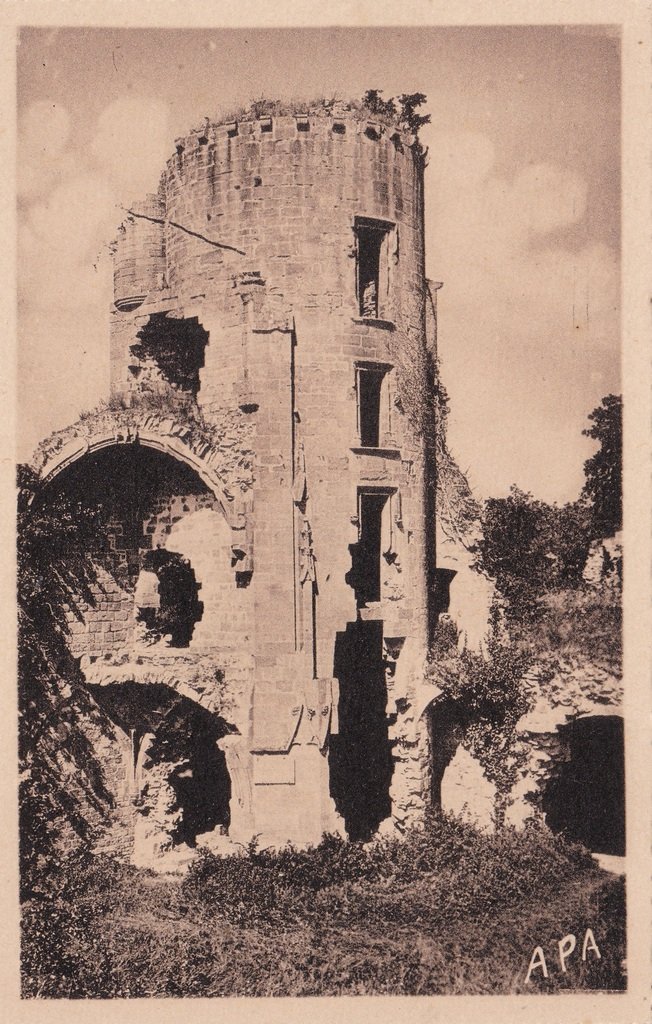 Lagarde - Ruines du Château - Résidence  de la famille Lévis-Mirepoix.jpg