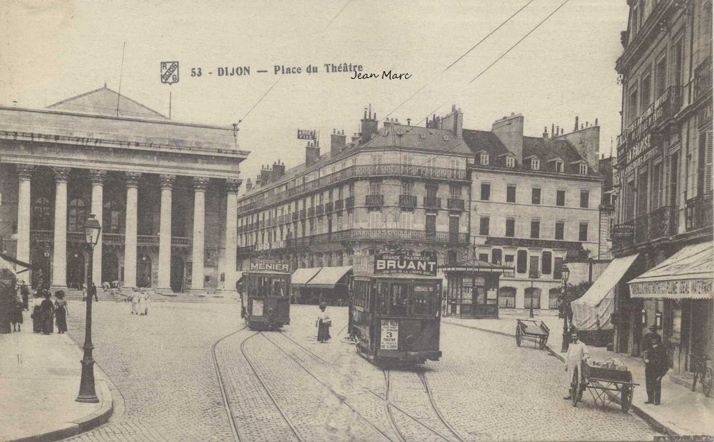 Dijon - Place du théâtre.jpg
