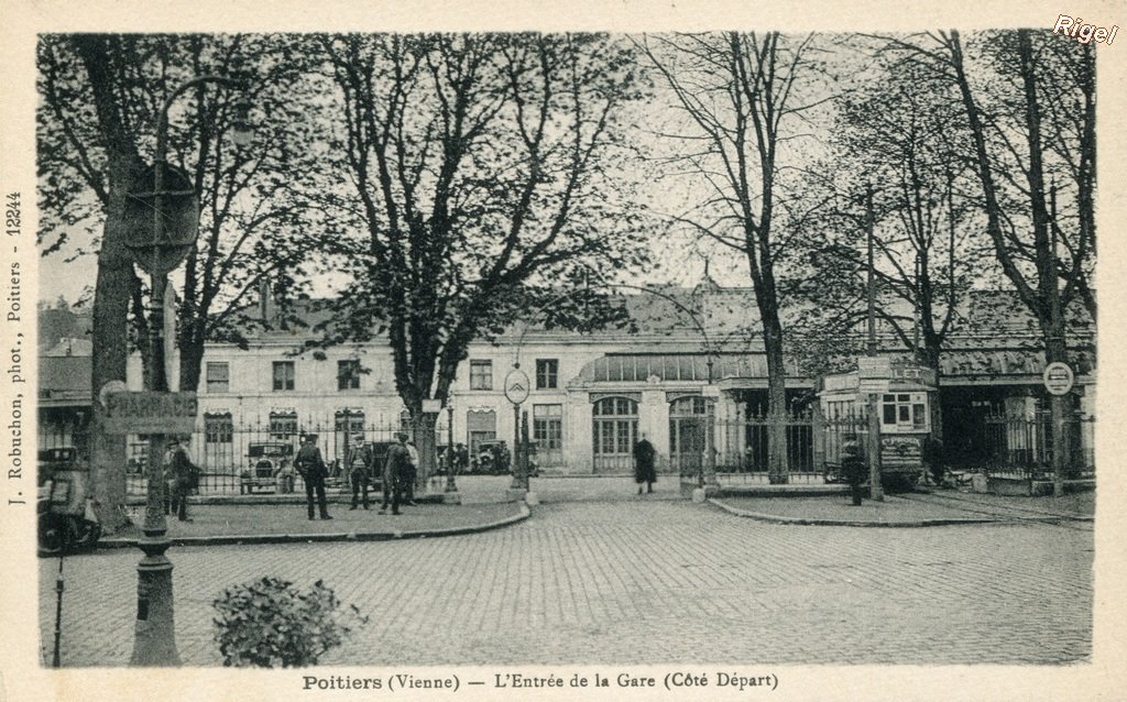 86-Poitiers - L-Entrée de la Gare Côté Départ.jpg