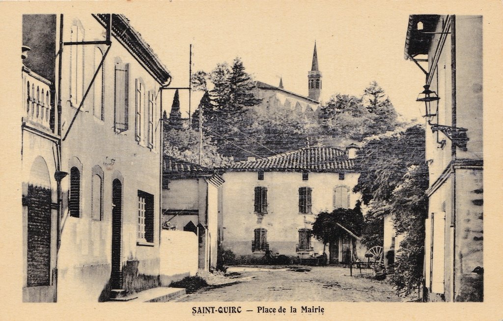 Saint-Quirc - Place de la Mairie.jpg