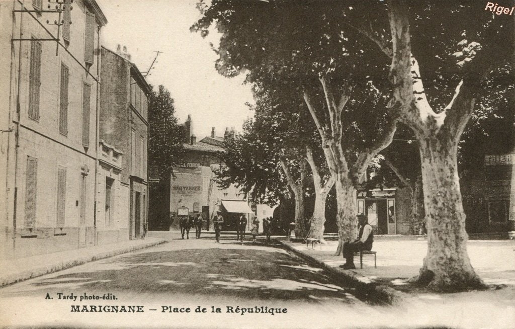 13-Marignane - Place de la République.jpg