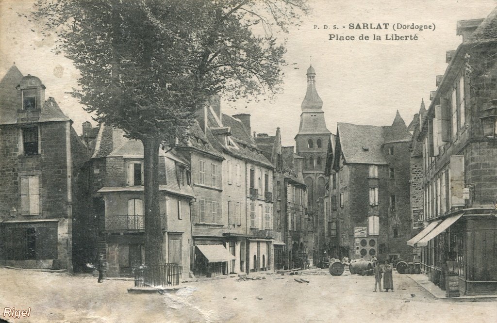 24-Sarlat - Place de la Liberté.jpg