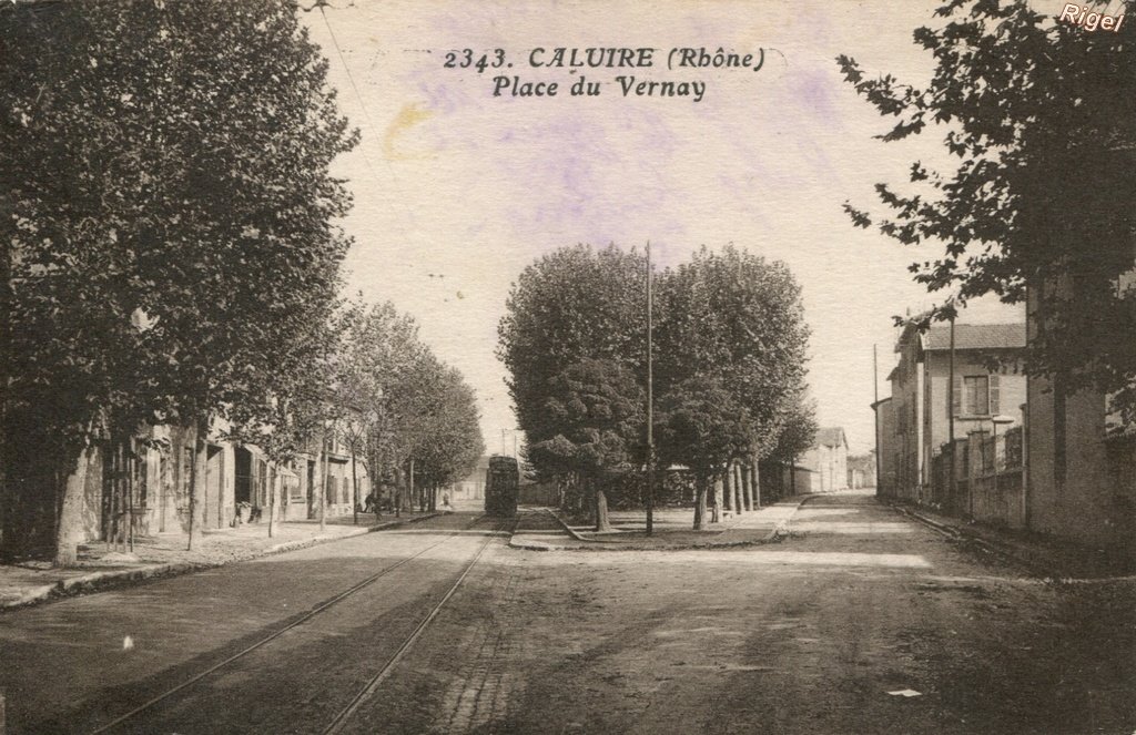 69-Caluire - Place du Vernay.jpg