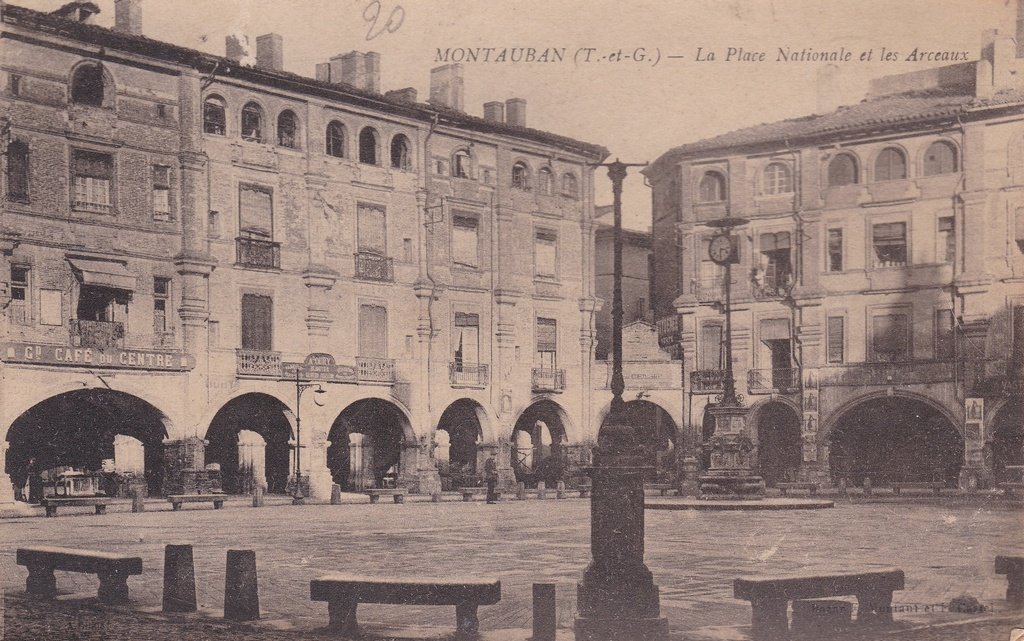 Montauban - La Place Nationale et les Arceaux.jpg